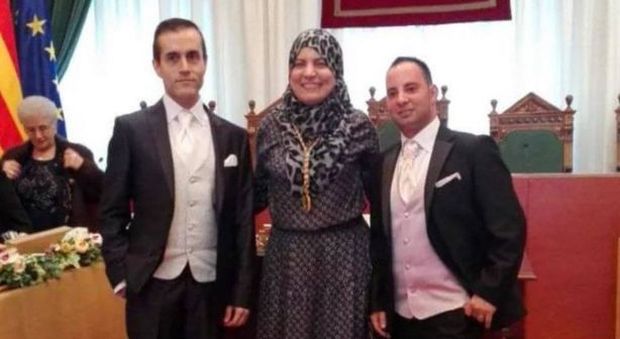 Spagna, consigliera comunale islamica sposa una coppia di omosessuali: scoppia la bufera