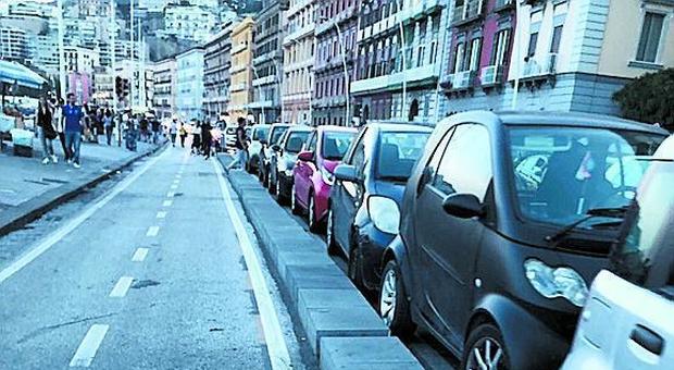 Chiaia, parcheggiatori abusivi scatenati: auto in fila sui marciapiedi e traffico in tilt