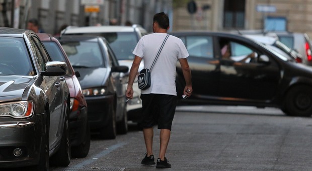 Napoli, così i clan si dividono i parcheggiatori abusivi: la mappa
