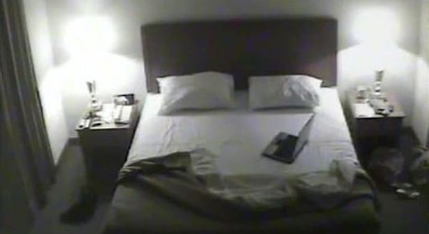 Filmavano i clienti in hotel con le telecamere nascoste: «Video sui siti porno, 1.600 spiati»