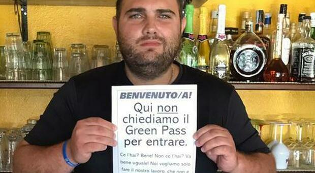Green pass, la rivolta degli esercenti. Cartello nel ristorante in Sardegna: «Non lo chiediamo», ma intanto i locali chiudono