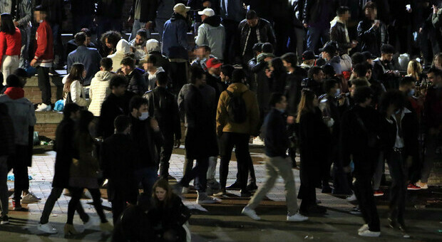 Milano, la Darsena si trasforma in una discoteca. E scoppia anche una rissa tra 20 ragazzi Milano, la Darsena si trasforma in una discoteca. E scoppia anche una rissa tra 20 ragazzi