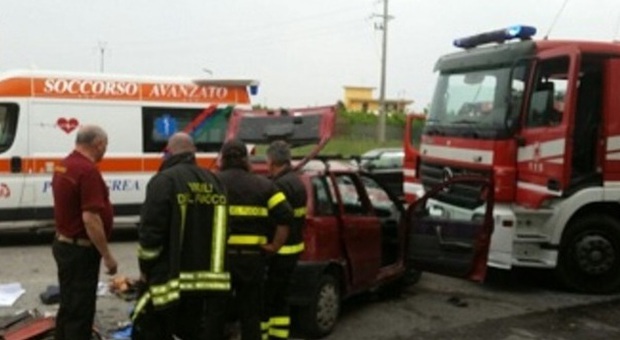 Giugliano: Fiat Uno finisce sul guard rail, due morti