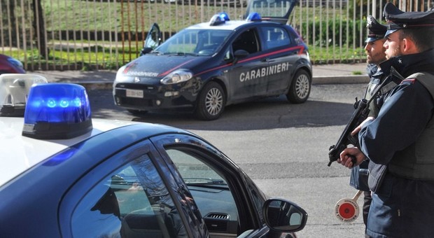 Rubano uno scooter ma danneggiano la ruota: cadono in strada inseguiti dai carabinieri