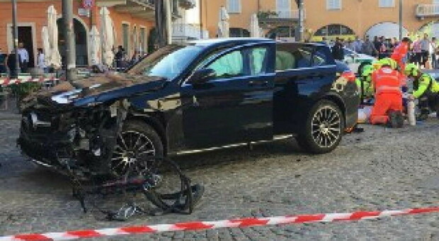 Cuneo, suv piomba su un dehors in piazza e investe cinque persone: morta una donna. Arrestato l'autista