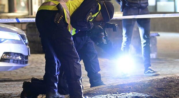 Paura in Svezia, ventenne accoltella i passanti: otto feriti, due sono gravi. «È terrorismo»