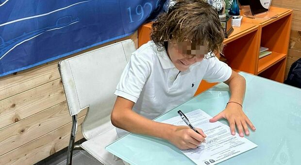 Lucas Cavani firma il contratto col Napoli