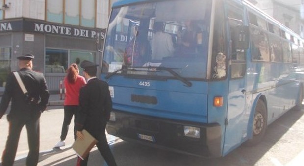 Il bus resta aperto e con le chiavi inserite: arrivano i carabinieri