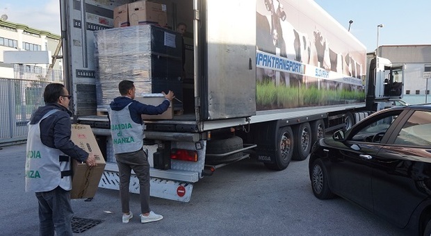 Pagato per non controllare i camion nel porto di Bari: arrestato finanziere