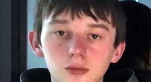 Ucciso a coltellate a 17 anni: «Aggredito e lasciato a morire in un canale». La polizia ferma 3 coetanei