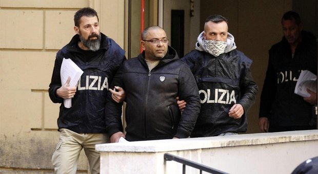 L'arresto di Carmine Spada in Questura (foto ANSA)