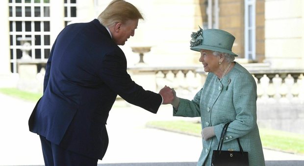 La regina Elisabetta infuriata con Trump: «Col suo elicottero ha rovinato il prato di Buckingham Palace»