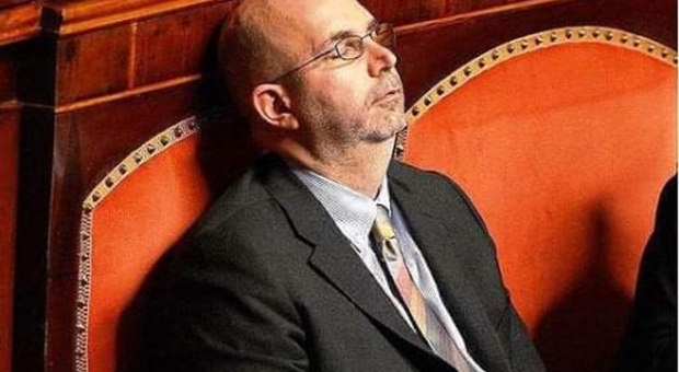 M5S, De Vito posta la foto di Crimi che dorme e attacca Grillo: «Pensa alla fusione fredda»