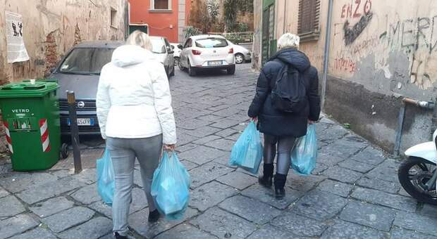 Coprifuoco a Napoli, riparte la spesa sociale a Montesanto ma i volontari: «Servono risorse»