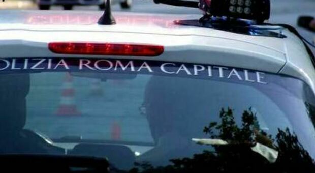 Roma, auto si ribalta sulla Pontina, grave 73enne