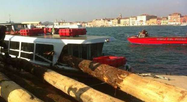 Venezia, vaporetto in avaria centra una chiatta e sfonda la cabina: 7 feriti