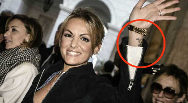 Il tatuaggio sul polso di Francesca Pascale per il 'suo' Silvio: ecco cosa c'è scritto -Guarda
