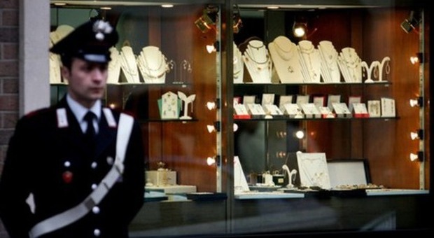 Roma, entrano in gioielleria e si fingono clienti, due donne rubano bracciali e catenine per 7 mila euro: arrestate