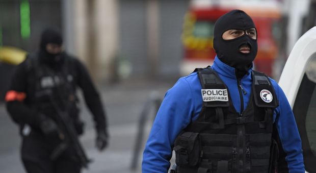 Francia, ferisce una ragazza con tre coltellate fuori da scuola: «Voglio uccidere per il Ramadan»
