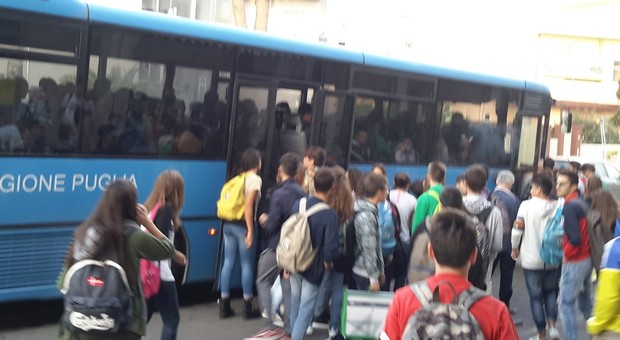 Studenti in fila per l'autobus