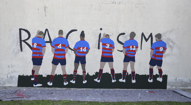 Il murale provocatorio contro il razzismo realizzato sul muro degli spogliatoi allo stadio "Battaglini" di Rovigo