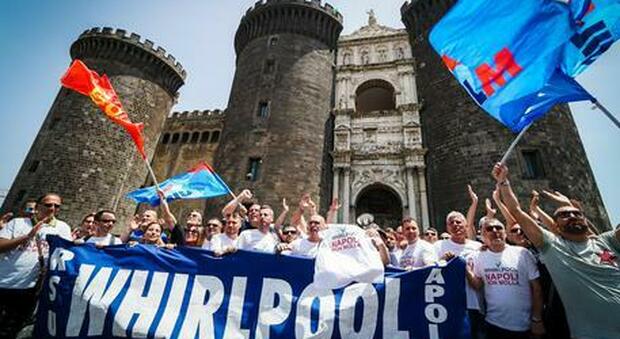 Whirlpool a Napoli chiude i battenti: in 400 licenziati con un sms