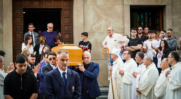 Giulia Tramontano, il lungo addio a lei e Thiago: palloncini bianchi e lacrime ai funerali a Sant'Antimo