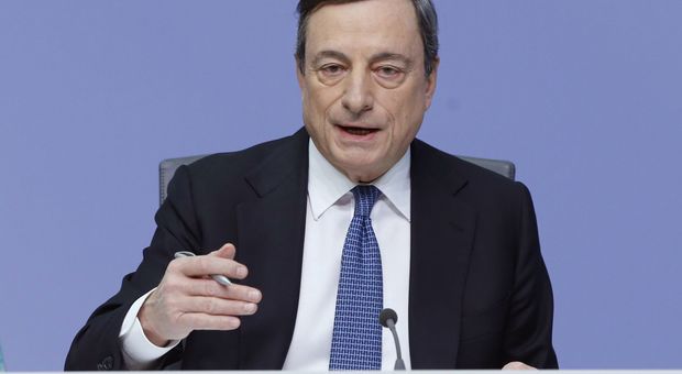 Draghi contro gli Usa: indeboliscono il dollaro. Tassi e Qe invariati