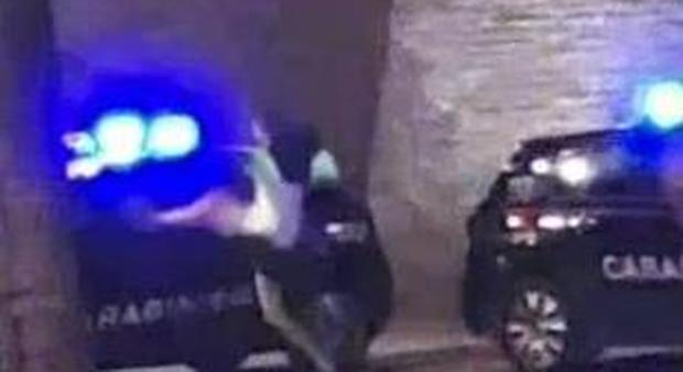 Porto Recanati, il danno e la beffa: ubriaco sferra un calcio all'auto dei carabinieri. Cade, si rompe il ginocchio ed è denunciato