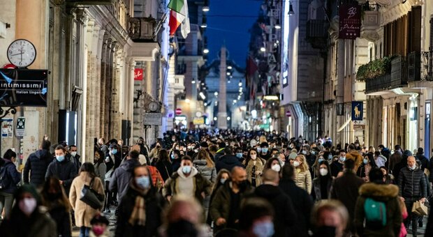 Zona gialla domani, ma folla a Milano, Roma e Napoli. Miozzo: «Curva può riesplodere». Friuli: consumare lontano dai bar