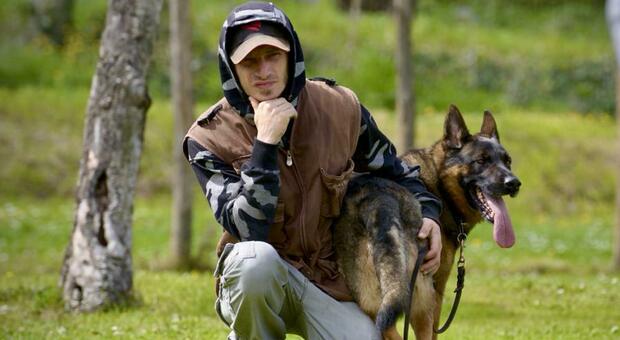 Il cane Alan con il suo istruttore Gianluca De Rosa