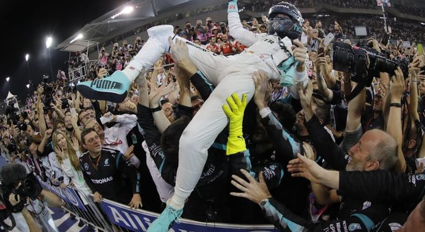 Nico Rosberg portato in trionfo
