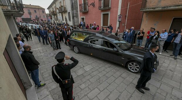 De Mita, folla record per i funerali: strade transennate e maxischermo