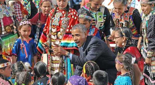 Obama in visita nella riserva dei Sioux: «Abbiamo fatto poco per i nativi americani»