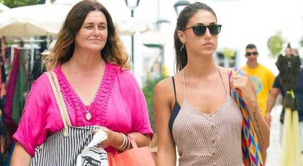 Cecilia Rodriguez, shopping a Formentera con la madre