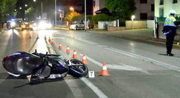 Con il suo scooter investe ciclista e rovina sull'asfalto: morto