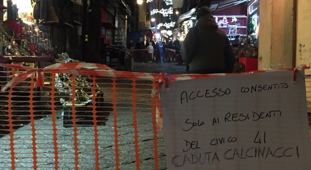 Napoli, Sos vento a San Gregorio Armeno strada chiusa per caduta calcinacci