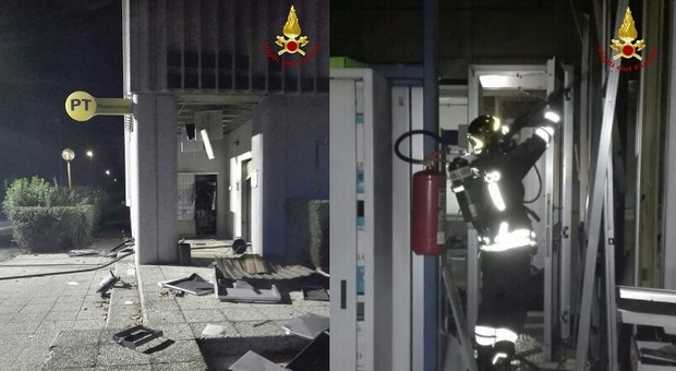 Esplosione alle 4 di mattina: bancomat saltato e incendio all'ufficio postale
