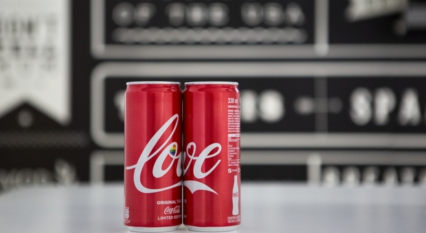 Coca-Cola al fianco del Pride: lattina con il marchio "Love"