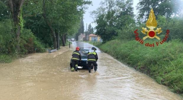 Maltempo, bomba d'acqua ad Anzio: persone bloccate nelle auto soccorse dai vigili del fuoco