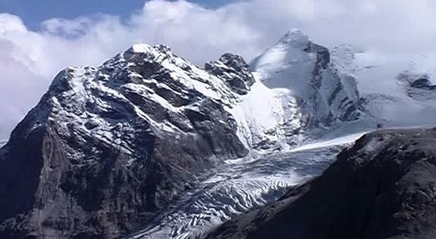 Siccità, da un ghiacciaio svizzero riaffiora un corpo mummificato risalente al 1990