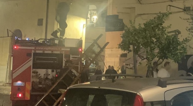 Principio di incendio in un locale di Amalfi, apprensione in piazza Municipio