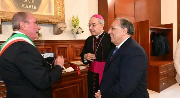Il vescovo Tommaso Caputo con il prefetto di Napoli Michele di Bari e il sindaco di Pompei Carmine Lo Sapio