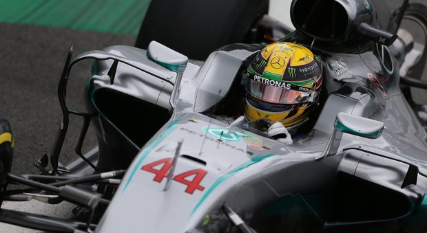 Gp Brasile, prima fila Mercedes: Hamilton davanti a Rosberg: Raikkonen terzo e Vettel quinto
