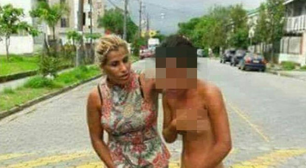 Trova l'amante a letto con il marito: moglie tradita la trascina nuda per strada