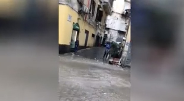 Bomba d'acqua su Napoli, Rione Sanità in ginocchio: un fiume in piena travolge i Vergini