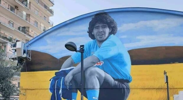 Maradona spunta anche a Gragnano: ecco il super murales per Diego