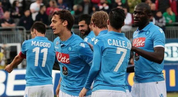 Napoli stellare anche a Cagliari: 3-0 e corsa Champions riaperta, romane a -5