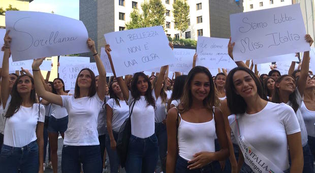 Miss Italia: flash mob delle prefinaliste. La patron: «Lasciate libere le donne, anche di partecipare a una gara di bellezza»