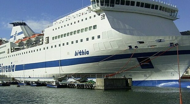 Arbatax, traghetto Tirrenia contro banchina del porto in Sardegna: paura sulla nave delle vacanze